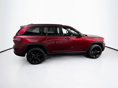 Used 2023 Jeep Grand Cherokee Altitude AWD/4WD image 4