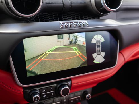 Used 2019 Ferrari Portofino RWD image 20