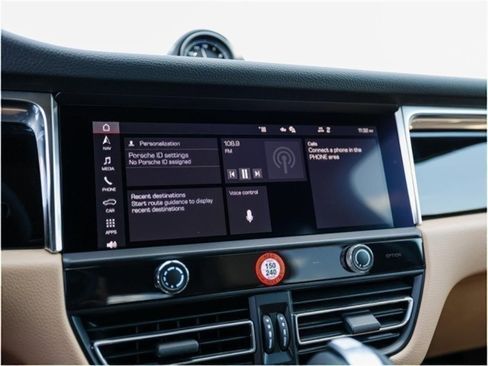 Certified 2025 Porsche Macan AWD/4WD image 18