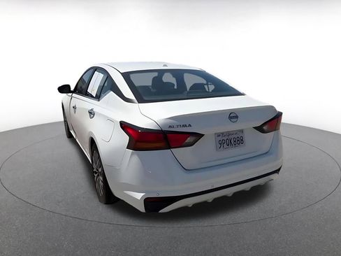 Used 2025 Nissan Altima 2.5 SV FWD image 11