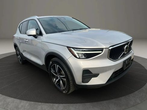 Used 2023 Volvo XC40 B4 Core FWD image 3