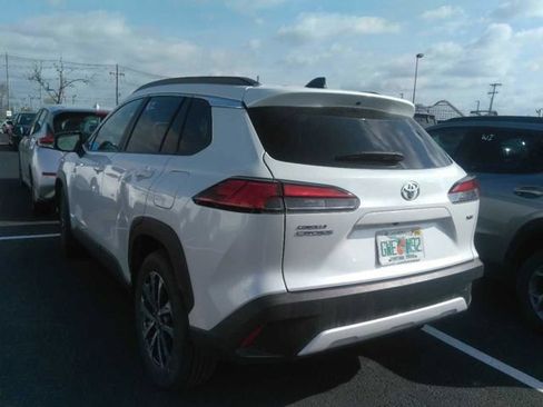 Used 2025 Toyota Corolla Cross XLE FWD image 2