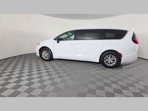 New 2026 Chrysler Pacifica Select FWD image 33