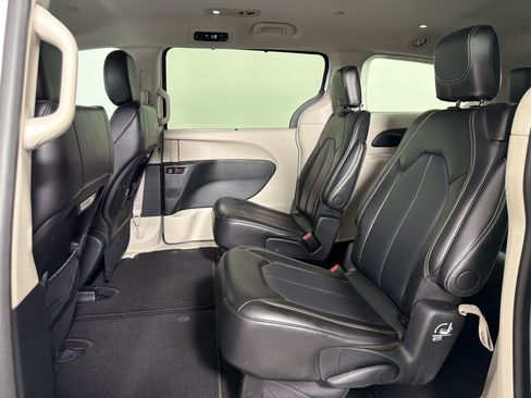 Used 2024 Chrysler Pacifica Touring-L FWD image 20