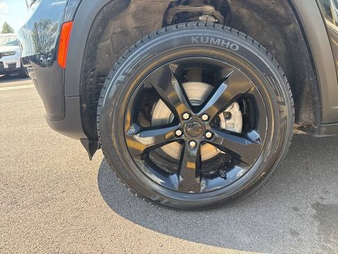 Used 2023 Jeep Grand Cherokee L Laredo AWD/4WD image 11