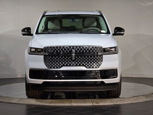 New 2025 Lincoln Navigator Reserve image 3