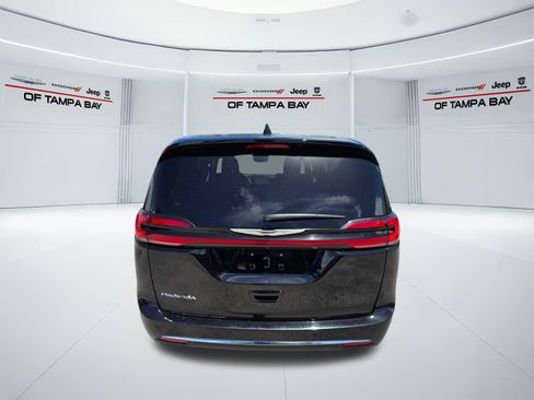 Used 2025 Chrysler Pacifica Select FWD image 5