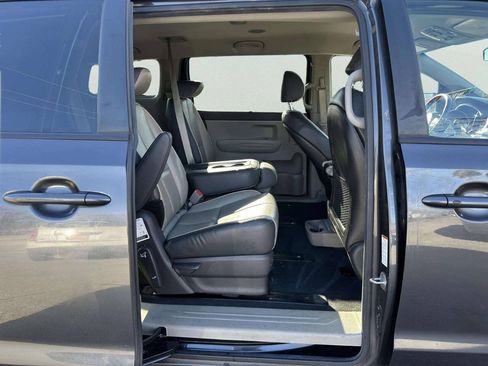 Used 2017 Kia Sedona LX w/ LX Essentials Premium Package FWD image 19