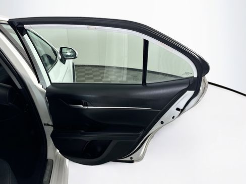 Used 2021 Toyota Camry SE w/ Carpet Mat Package (TMS) image 28