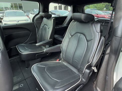 Used 2025 Chrysler Pacifica Limited FWD image 23