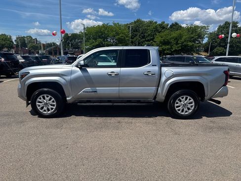 Used 2025 Toyota Tacoma SR5 AWD/4WD image 4
