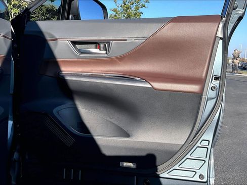 Used 2024 Toyota Venza Limited image 22