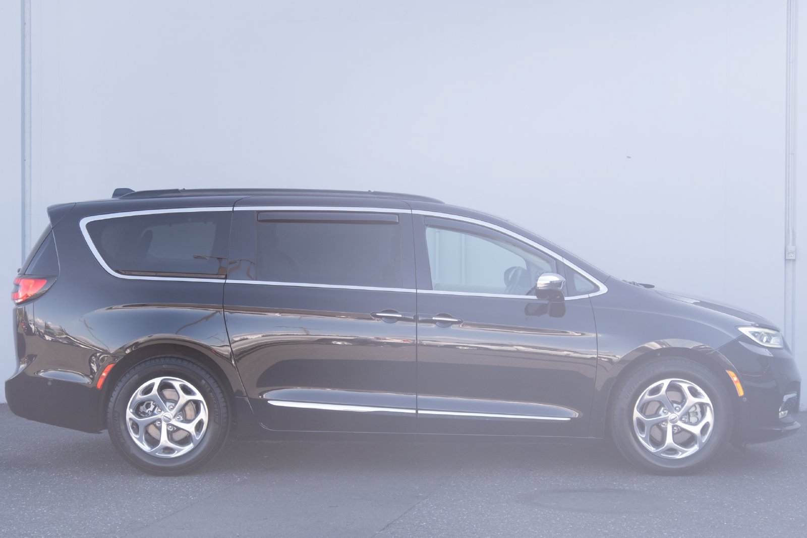 Used 2022 Chrysler Pacifica Limited FWD image 32