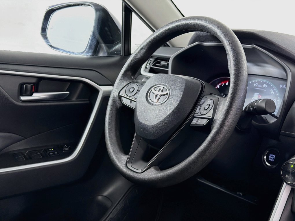 Used 2025 Toyota RAV4 XLE FWD image 37