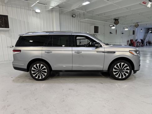 Used 2023 Lincoln Navigator Reserve image 6