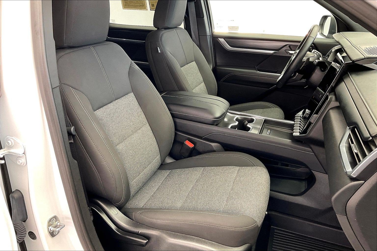 Used 2026 GMC Acadia Elevation w/ LPO, Floor Liner Package AWD/4WD image 6