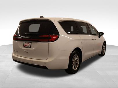 Used 2025 Chrysler Pacifica Select