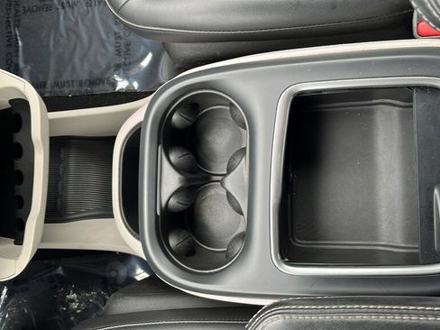 Used 2023 Chrysler Pacifica Touring-L image 13