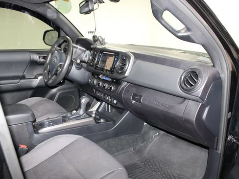 Used 2017 Toyota Tacoma TRD Off-Road w/ Premium & Technology Package AWD/4WD image 23
