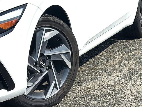 Used 2025 Hyundai Elantra SEL FWD image 3