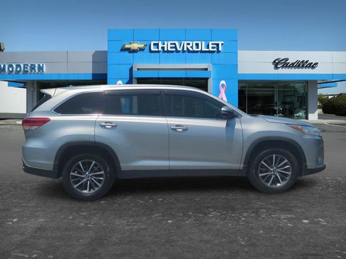 Used 2019 Toyota Highlander XLE FWD image 6