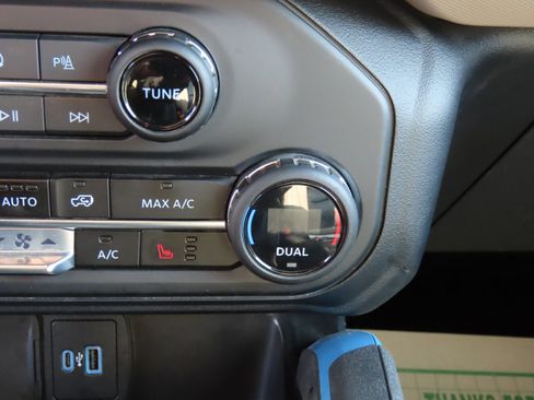 Used 2023 Ford Bronco Wildtrak image 32