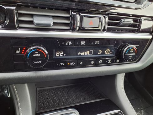 Used 2025 Nissan Pathfinder SV image 8