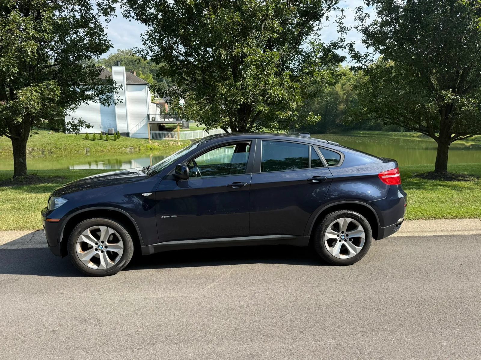 Used 2011 BMW X6 xDrive35i w/ Technology Pkg AWD/4WD image 2