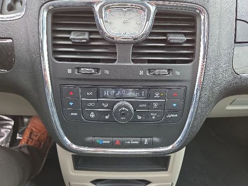Used 2016 Chrysler Town & Country Touring-L FWD image 15