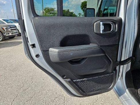 Used 2023 Jeep Gladiator Overland image 15