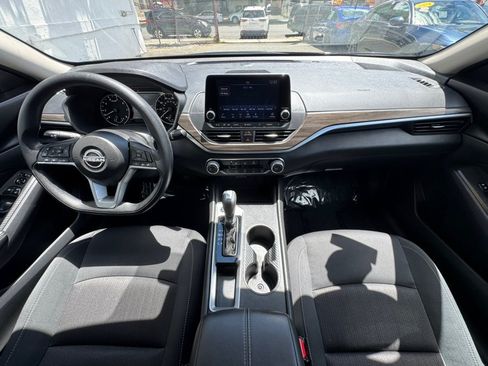 Used 2025 Nissan Altima 2.5 SV FWD image 13