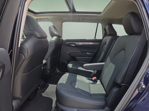 New 2026 Toyota Highlander Platinum AWD/4WD image 14