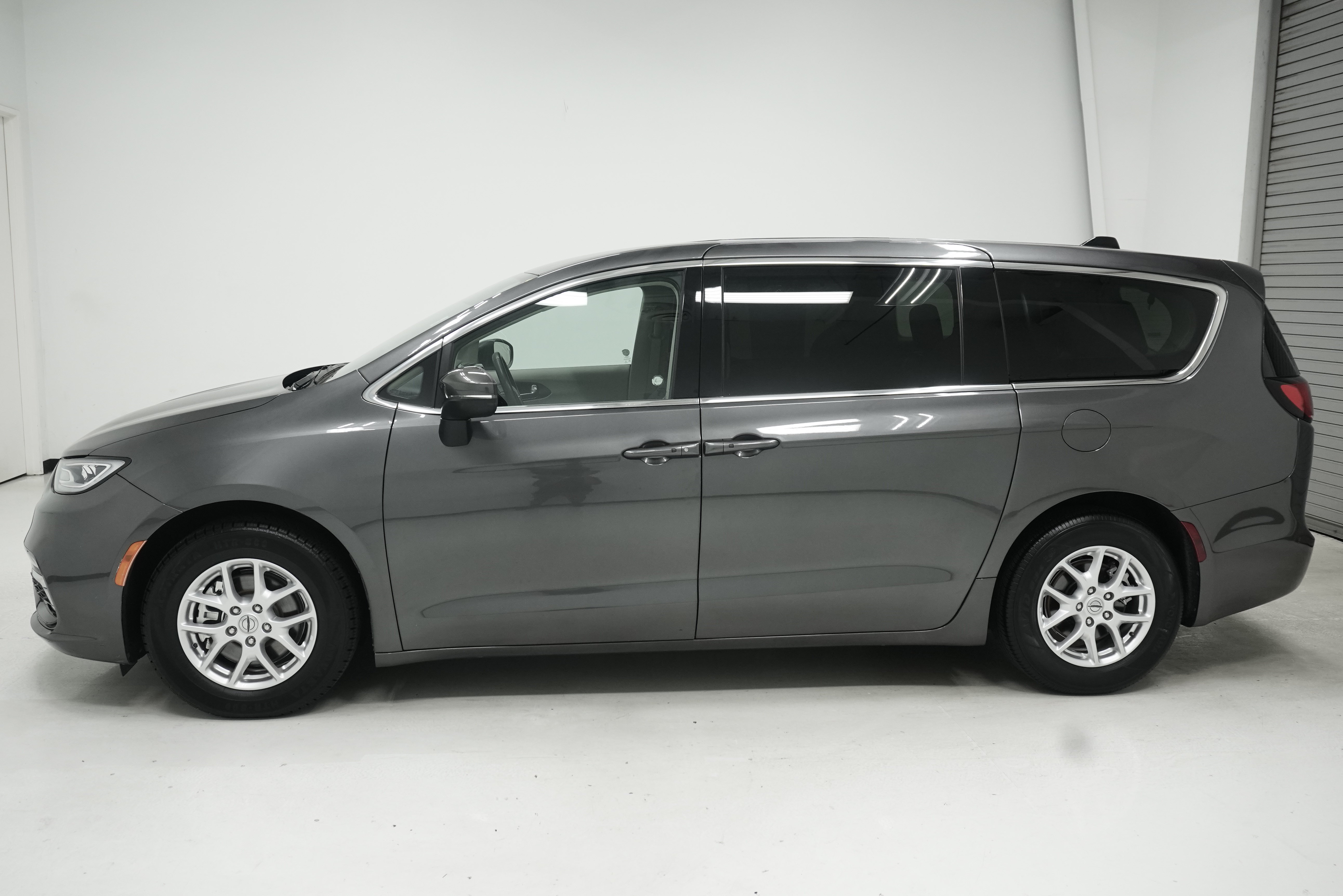 Used 2023 Chrysler Pacifica Touring-L FWD image 6