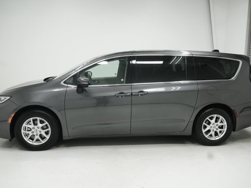 Used 2023 Chrysler Pacifica Touring-L FWD image 6