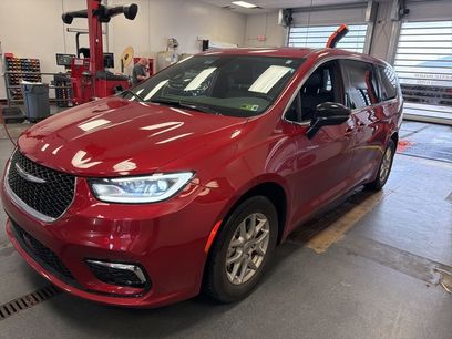 Used 2025 Chrysler Pacifica Select