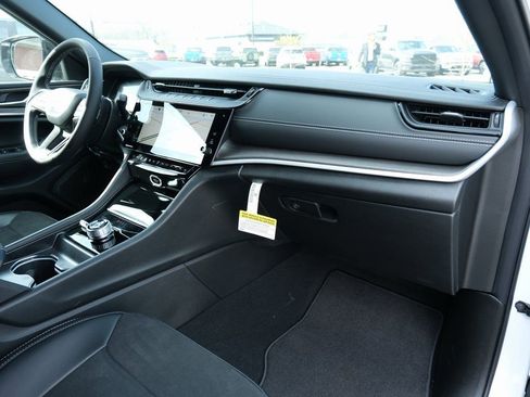 New 2026 Jeep Grand Cherokee Altitude AWD/4WD image 30