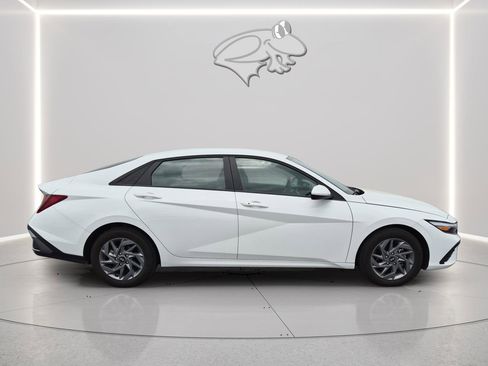 Used 2024 Hyundai Elantra SEL image 8