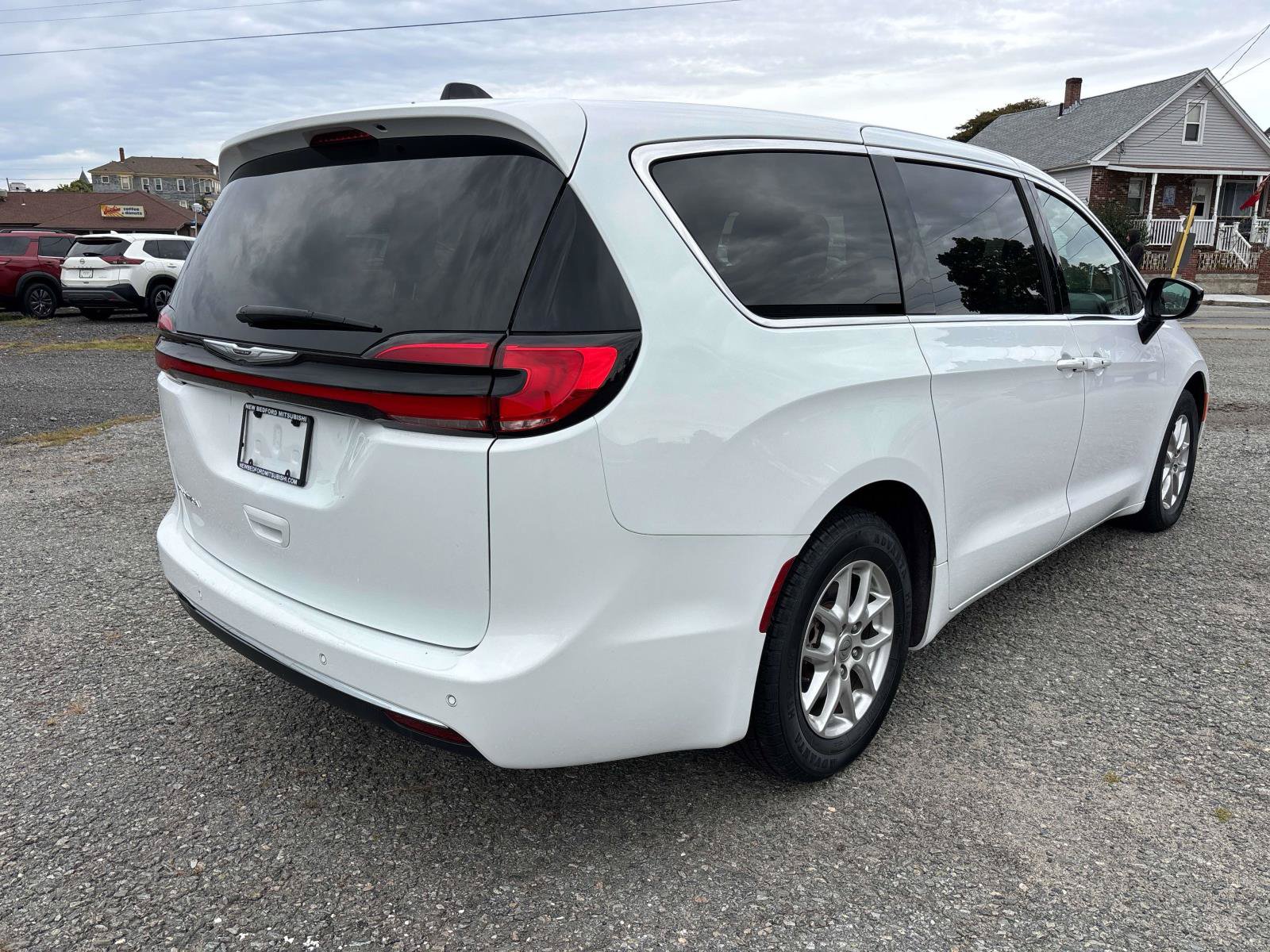 Used 2024 Chrysler Pacifica Touring-L FWD image 5