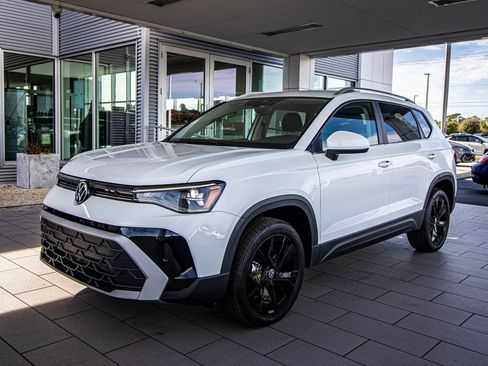 New 2026 Volkswagen Taos SE image 10