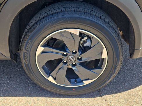 Certified 2025 Nissan Rogue SV FWD image 28