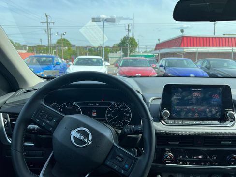 Used 2025 Nissan Rogue SV FWD image 37