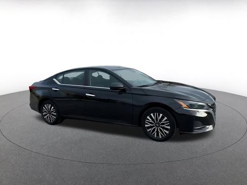 Used 2025 Nissan Altima 2.5 SV image 2