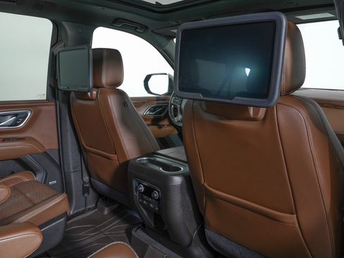 Used 2021 Chevrolet Suburban High Country image 11