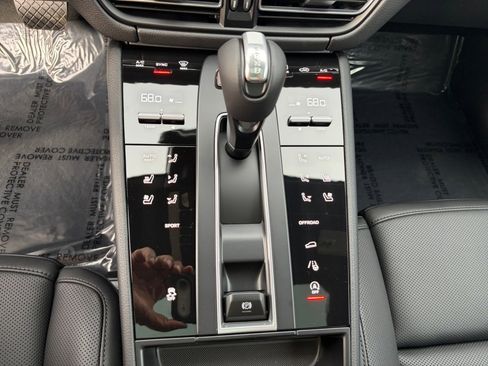 Certified 2026 Porsche Macan AWD/4WD image 21