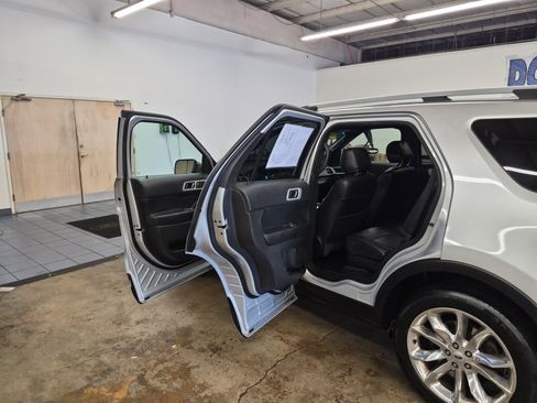 Used 2015 Ford Explorer Limited w/ Equipment Group 301A FWD image 13