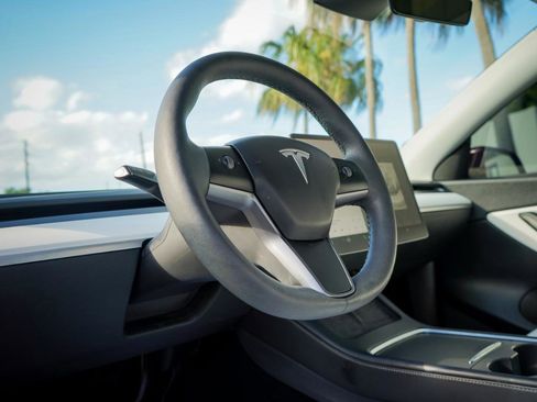 Used 2021 Tesla Model Y Long Range image 9