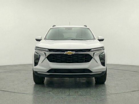 Used 2025 Chevrolet Trax LT image 2