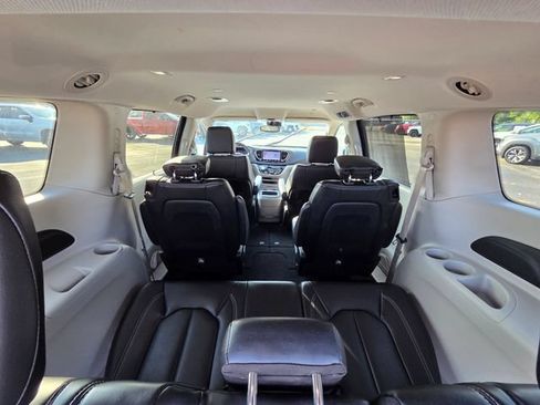 Used 2023 Chrysler Pacifica Touring-L FWD image 12