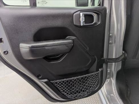 Used 2023 Jeep Gladiator Sport AWD/4WD image 16