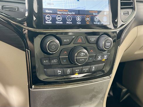 Used 2022 Jeep Grand Cherokee Laredo E image 16